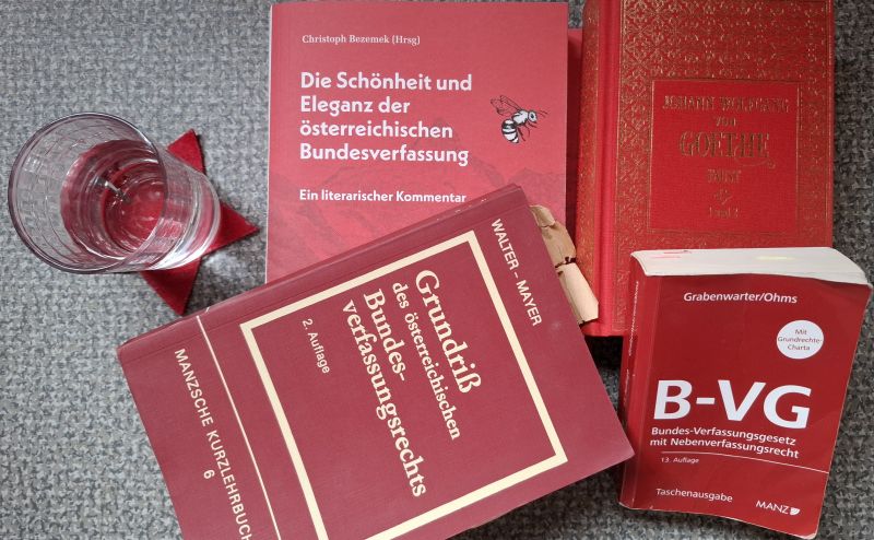 rote Bücher und Glas